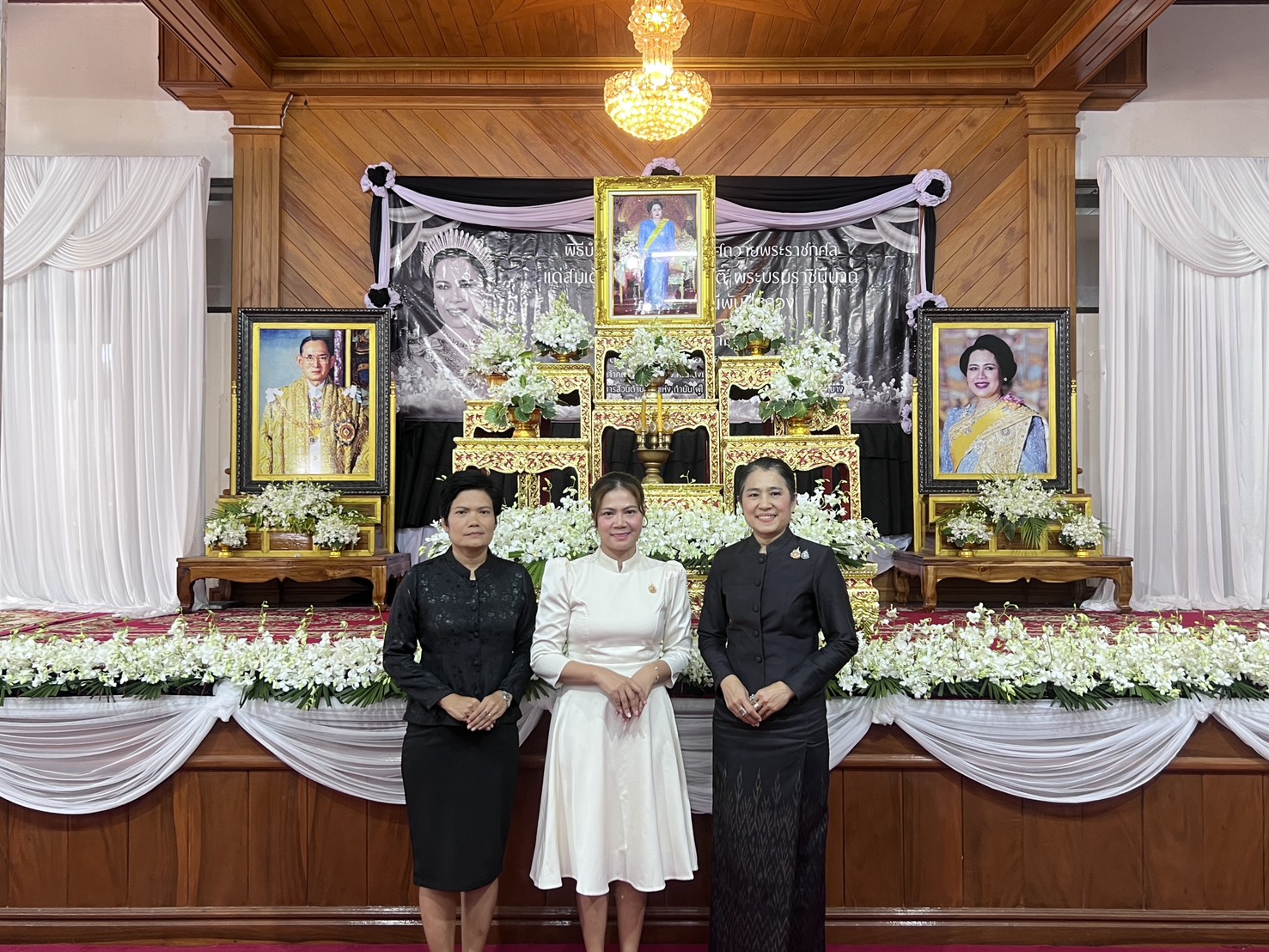 title - ปฏิรูปที่ดินจังหวัดเพชรบุรี พร้อมด้วย เจ้าหน้าที่ ส.ป.ก.เพชรบุรี ร่วมพิธีสวดพระพุทธมนต์และเจริญจิตภาวนาอุทิศถวายแด่ สมเด็จพระนางเจ้าสิริกิติ์ พระบรมราชินีนาถ พระบรมราชชนนีพันปีหลวง